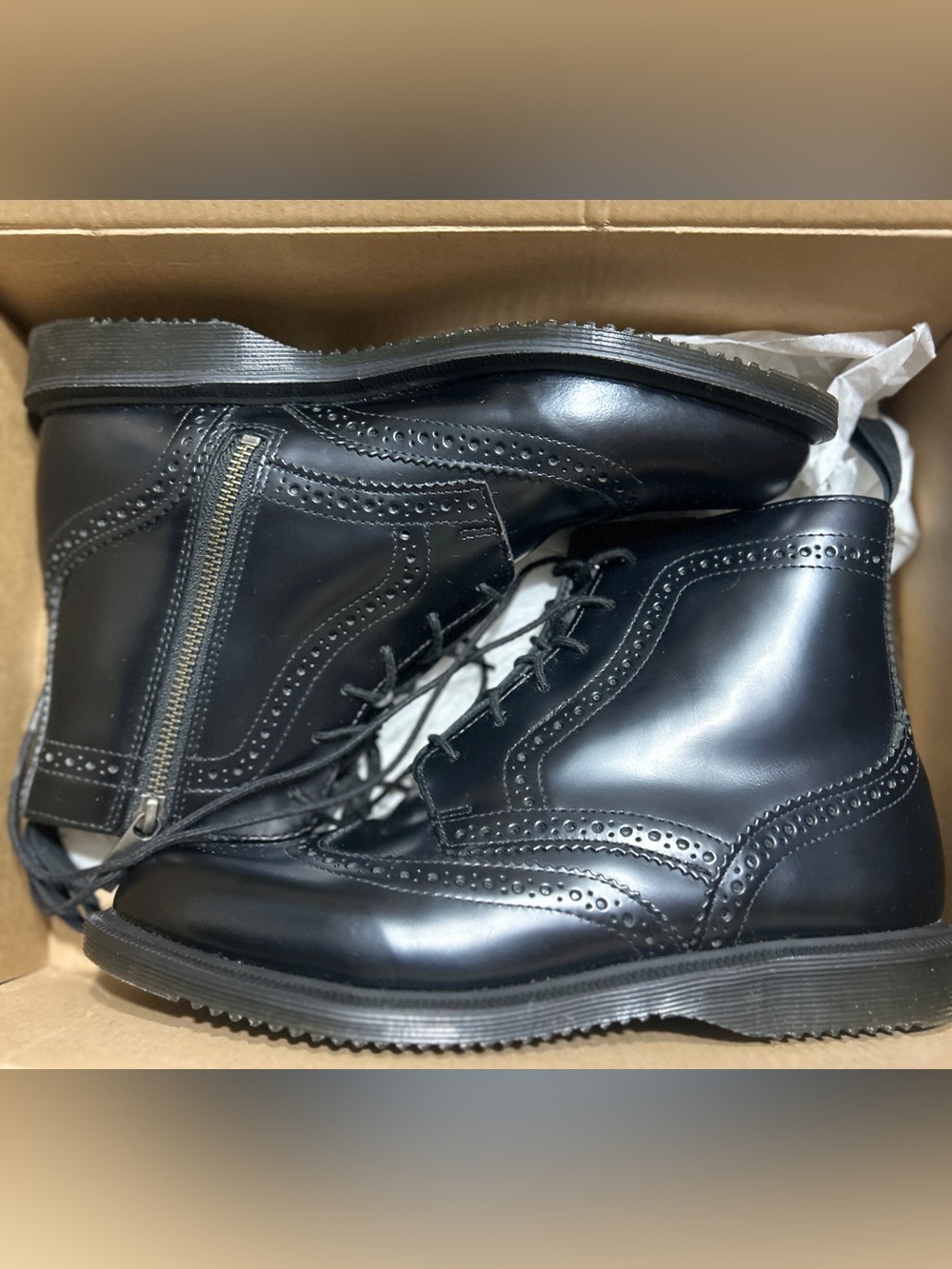 DR MARTENS, DELPHINE, Black Lace-Up Wingtip Boots